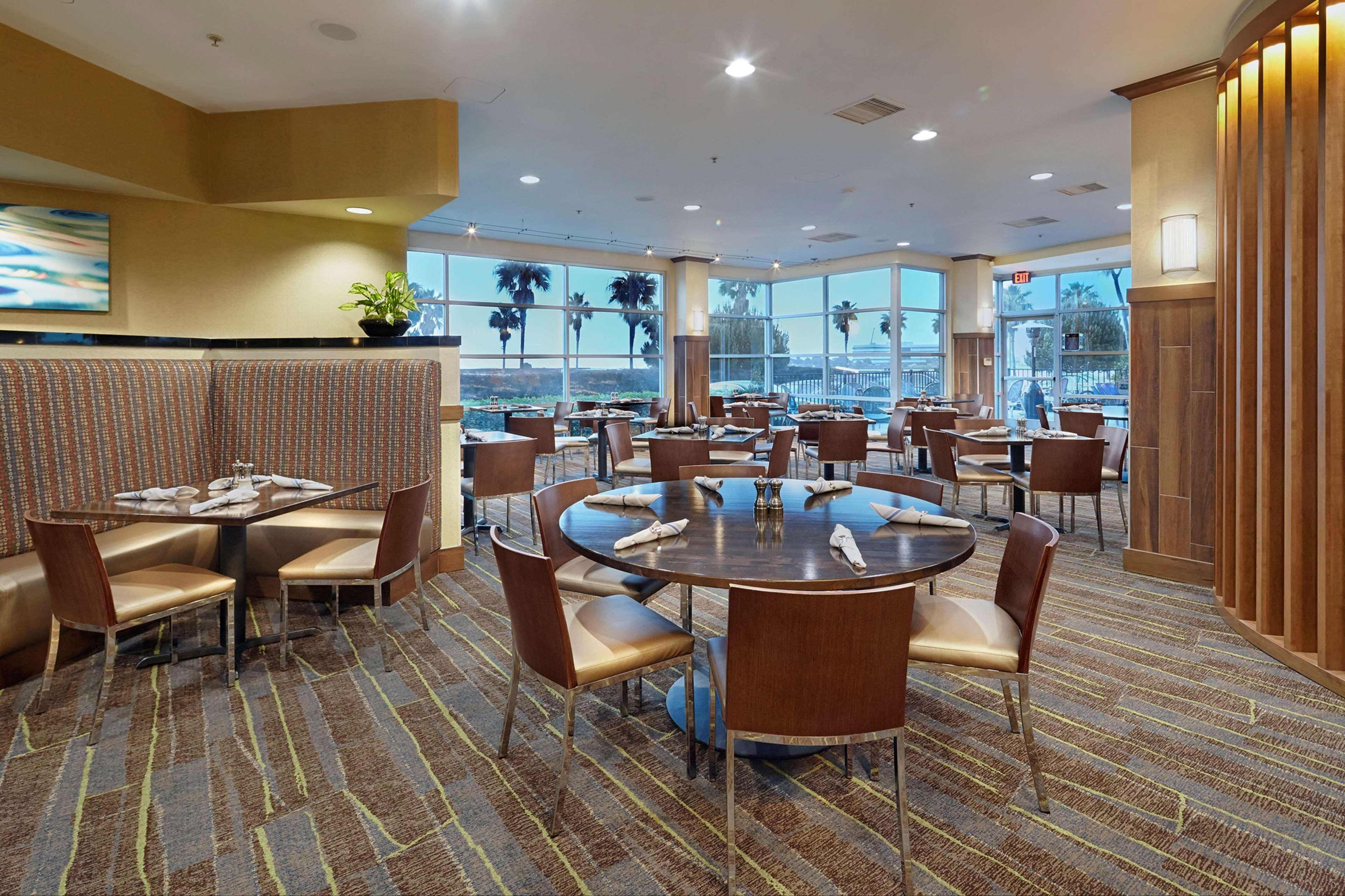 Отель Doubletree By Hilton San Francisco Airport North Bayfront Брисбен Экстерьер фото
