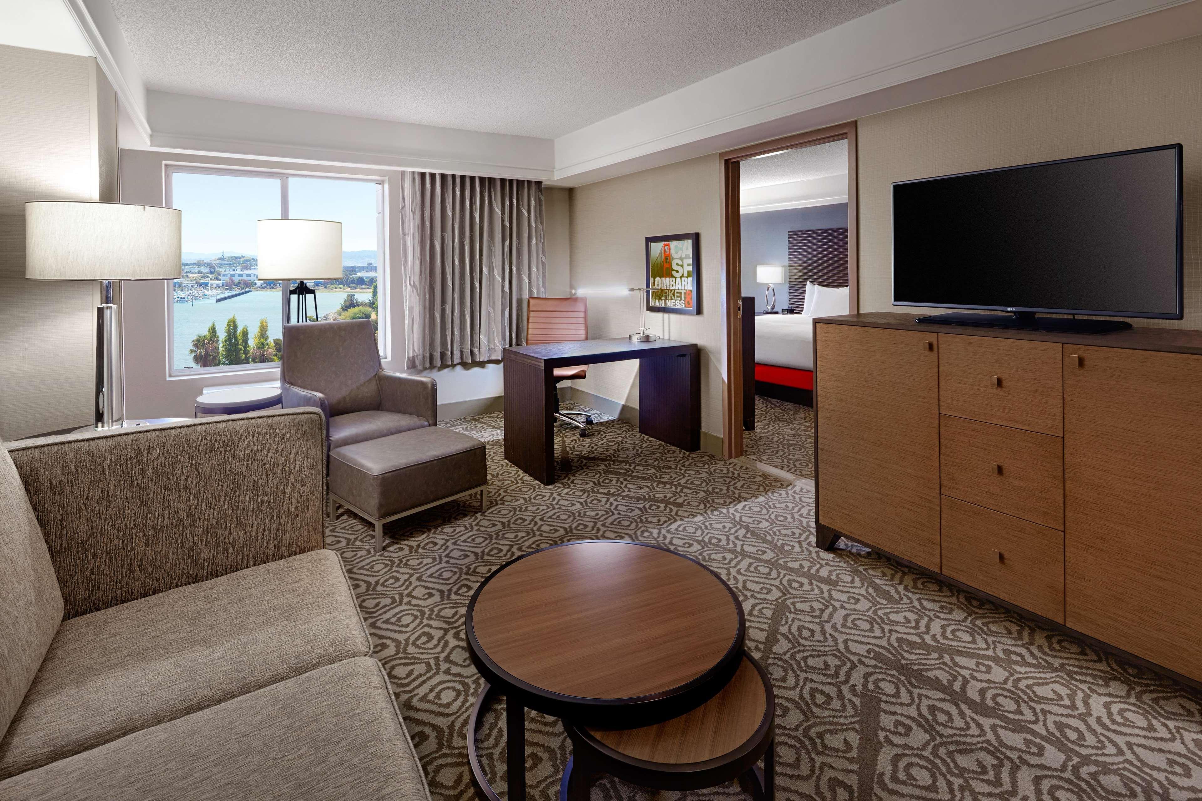 Отель Doubletree By Hilton San Francisco Airport North Bayfront Брисбен Экстерьер фото