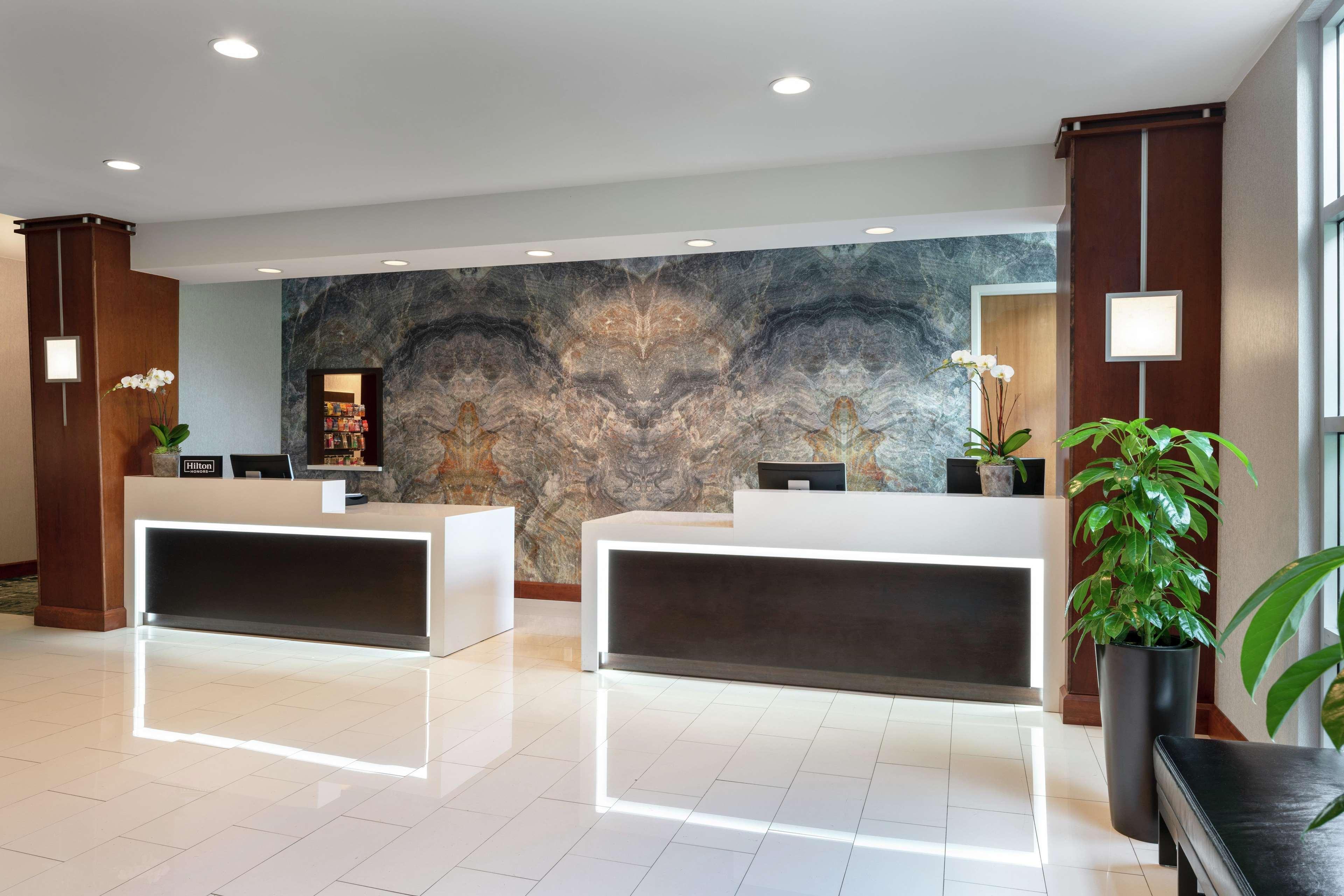 Отель Doubletree By Hilton San Francisco Airport North Bayfront Брисбен Экстерьер фото