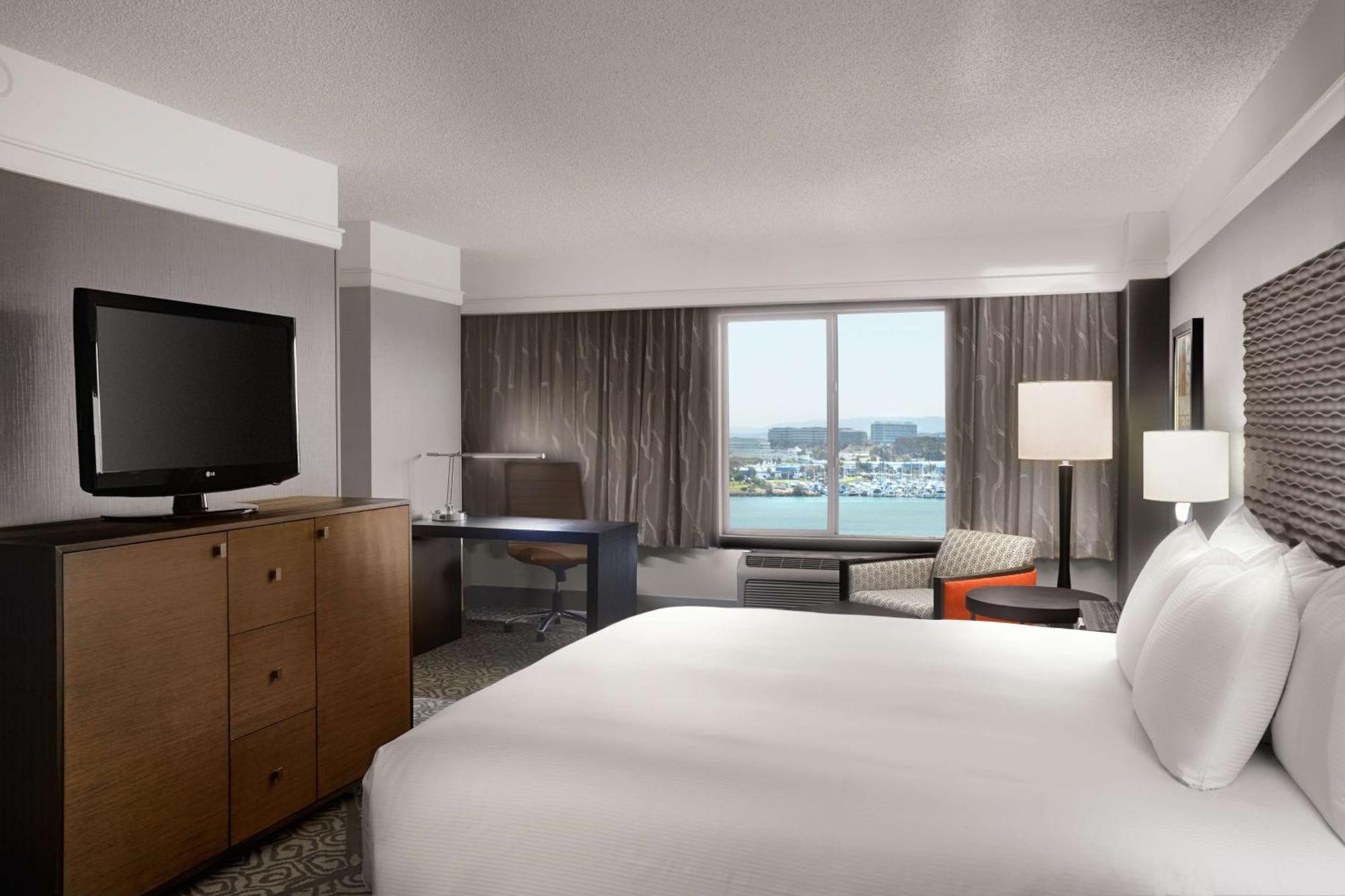 Отель Doubletree By Hilton San Francisco Airport North Bayfront Брисбен Экстерьер фото