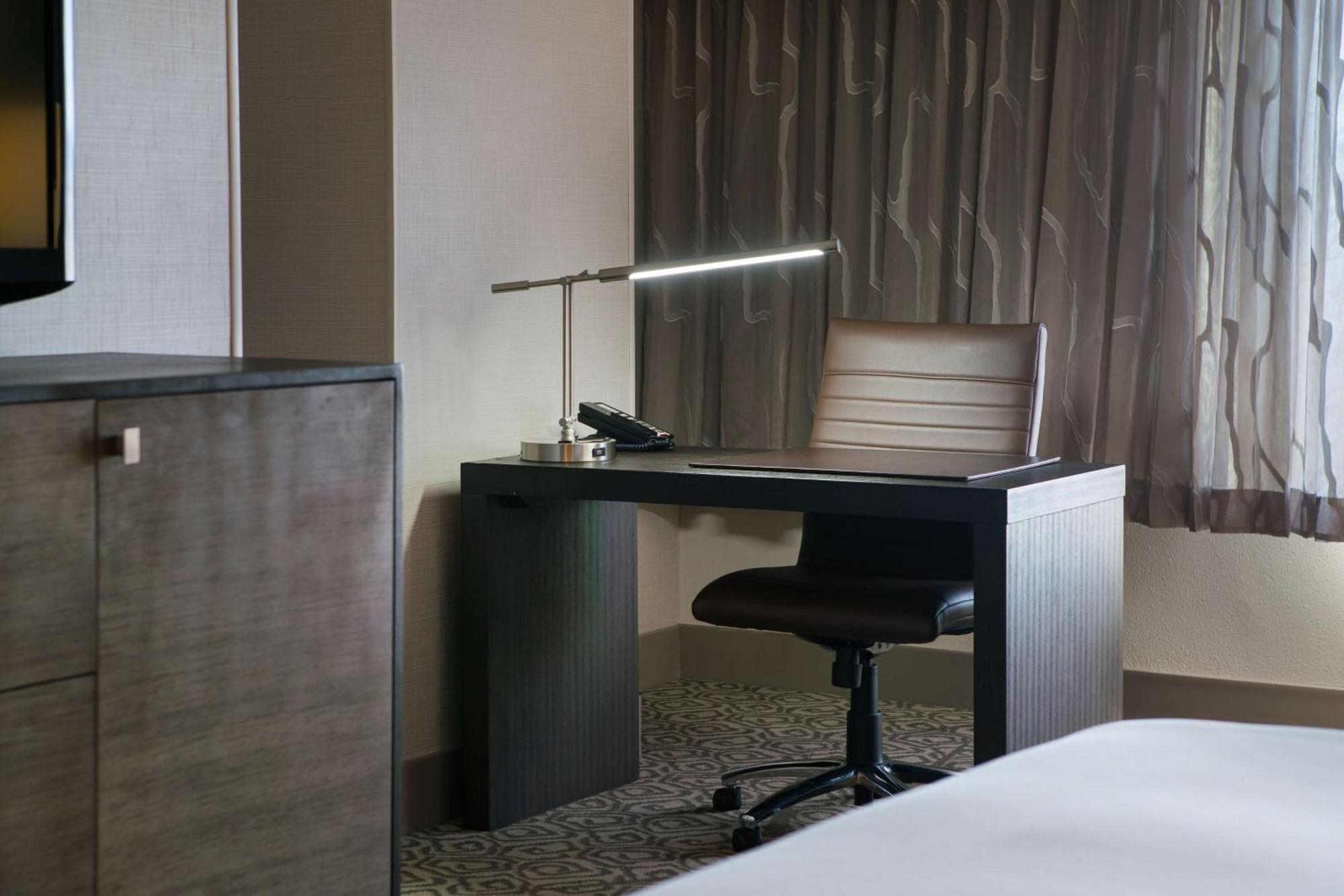 Отель Doubletree By Hilton San Francisco Airport North Bayfront Брисбен Экстерьер фото
