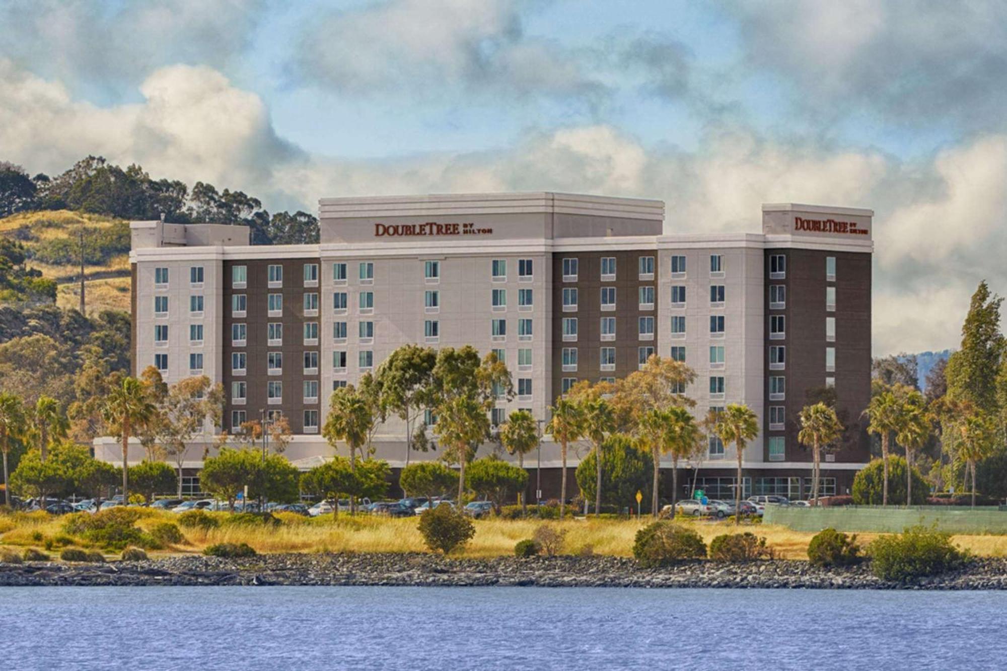 Отель Doubletree By Hilton San Francisco Airport North Bayfront Брисбен Экстерьер фото